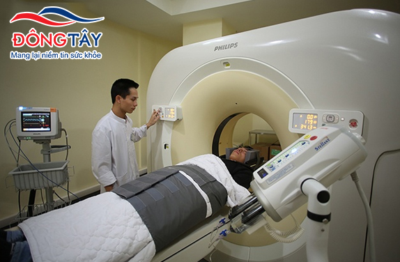 Hình ảnh người bệnh đang được đưa vào máy quét CT để chụp CT mạch vành